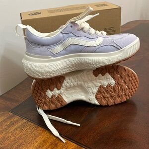 Woman’s Vans UltraRange Neo Vr3 shoes
Size 5